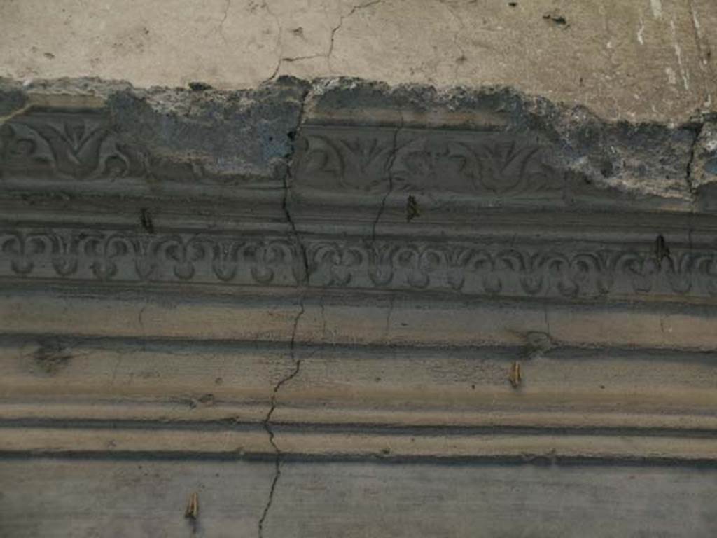 Ins Or II, 9, Herculaneum. May 2006. Stucco decoration from top of north wall. Photo courtesy of Nicolas Monteix.
e